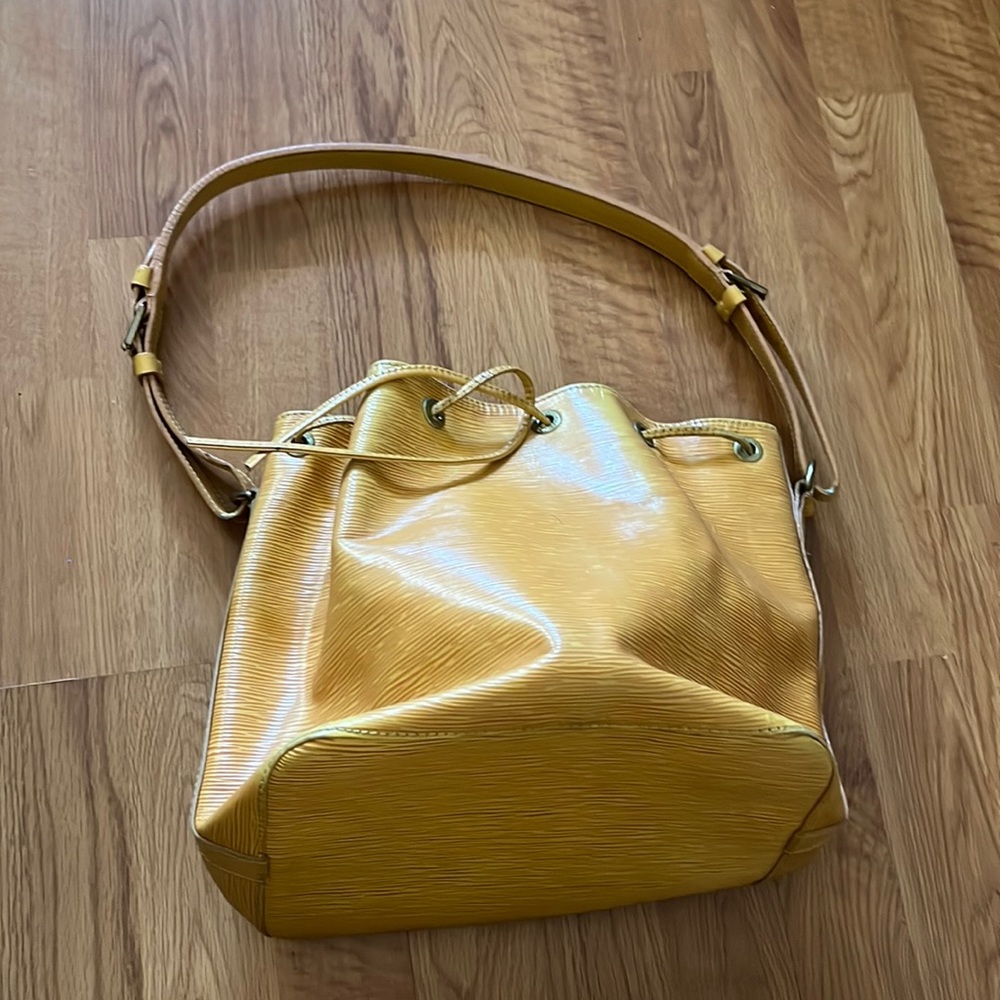Authentic Louis Vuitton vernis leather bucket bag